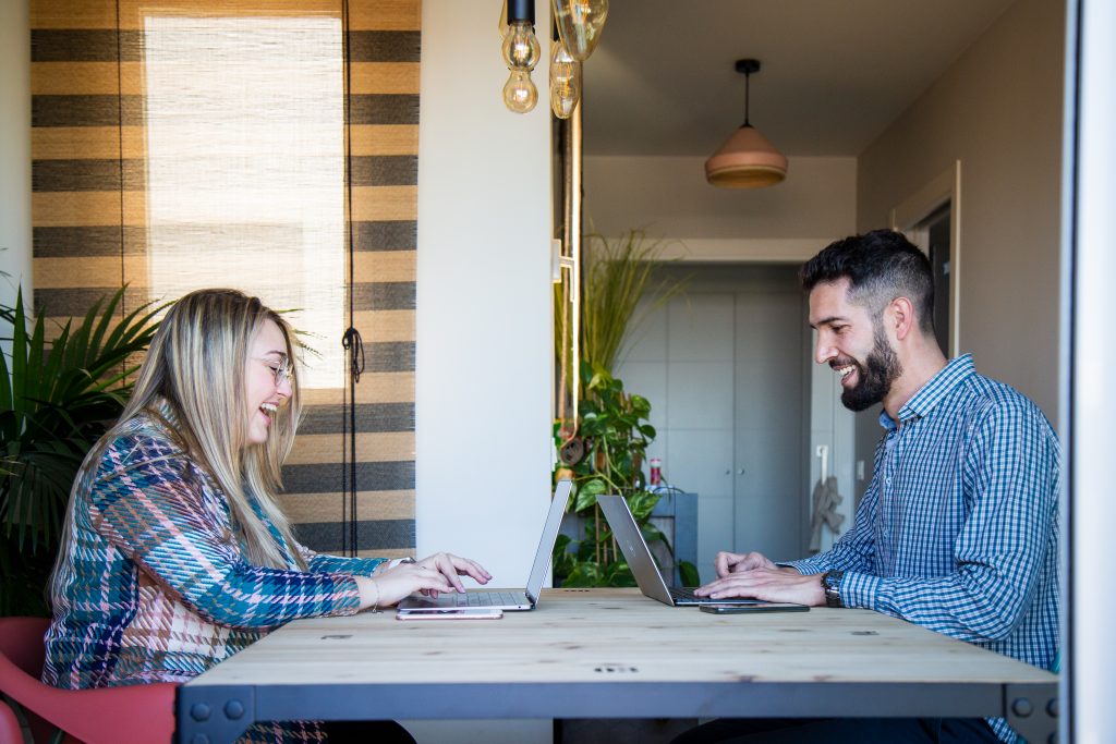 sergio y alba de real marketing y comunicacion trabajando nuevo retos